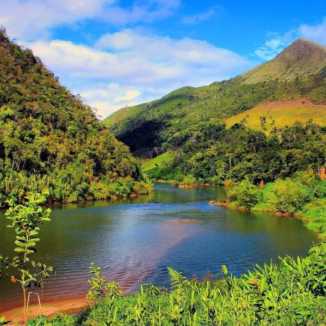 Rio Ribeira de Iguape correndo entre morros de Mata Atlântica